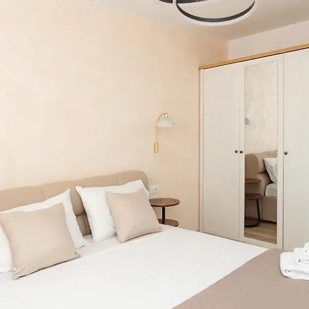 Urban Retreat Carpatilor Апартаменты