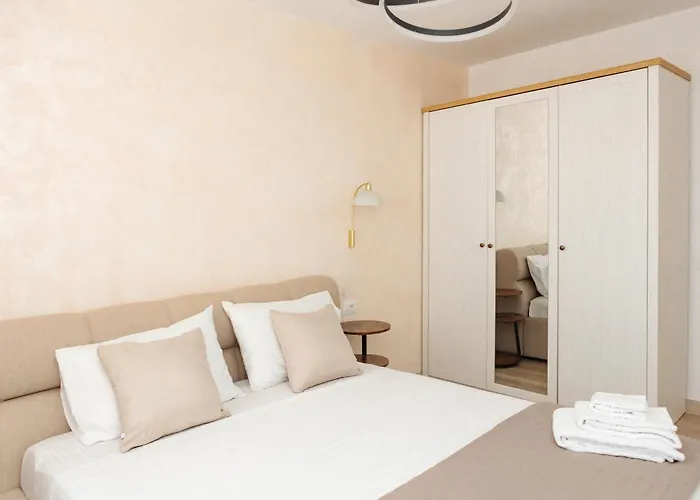 Urban Retreat Carpatilor 公寓